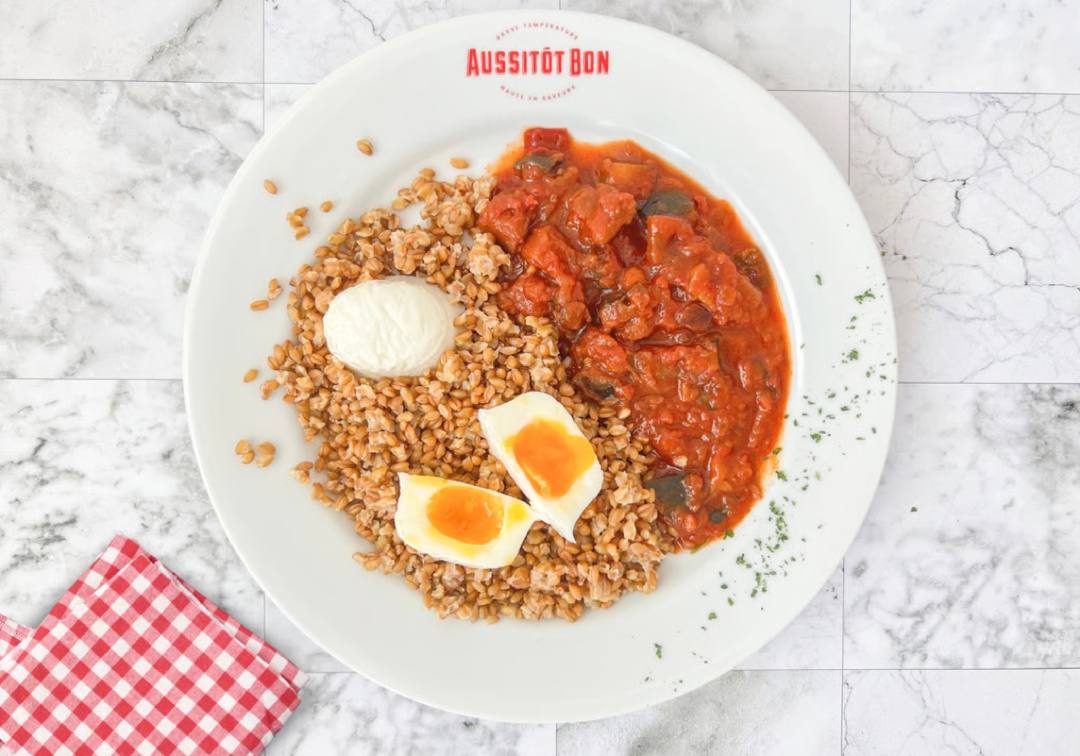 poulet grillé à la provençale et petit épeautre aubergines confites oeufs mollets et petit épeautre filet de merlu fondue de poireaux et petit épeautre