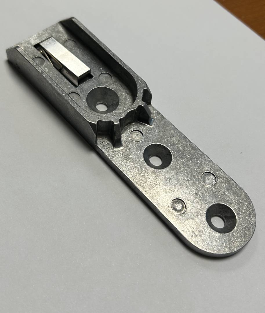 crapaudine de fixation de blocs-portes techniques de bâtiment de type erp