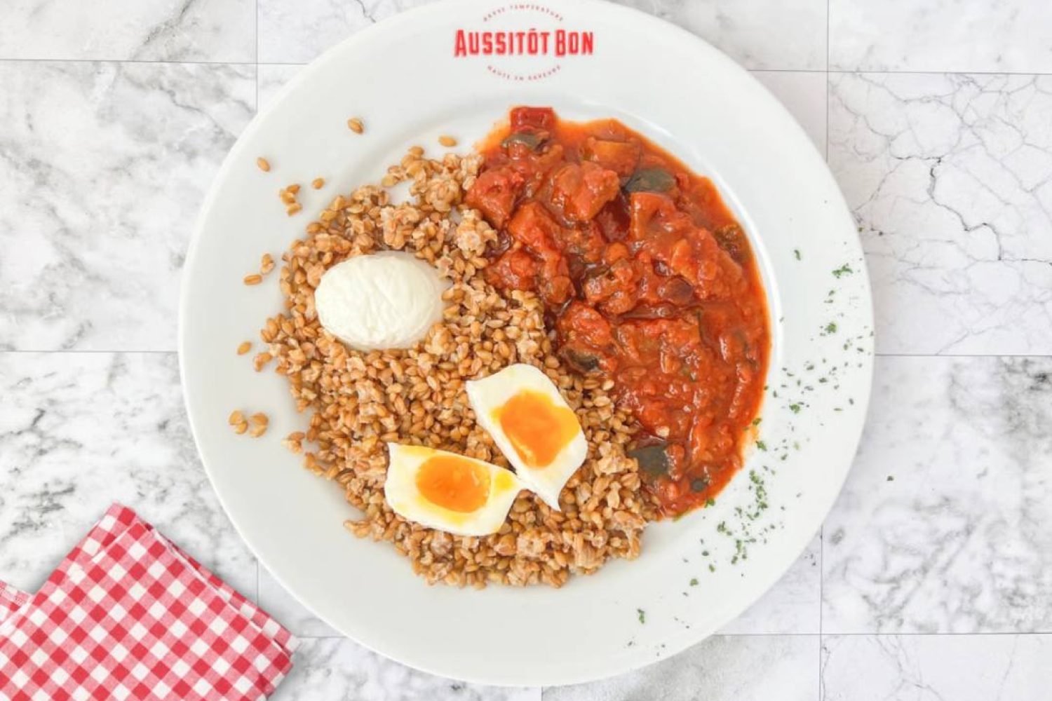 poulet grillé à la provençale et petit épeautre aubergines confites oeufs mollets et petit épeautre filet de merlu fondue de poireaux et petit épeautre