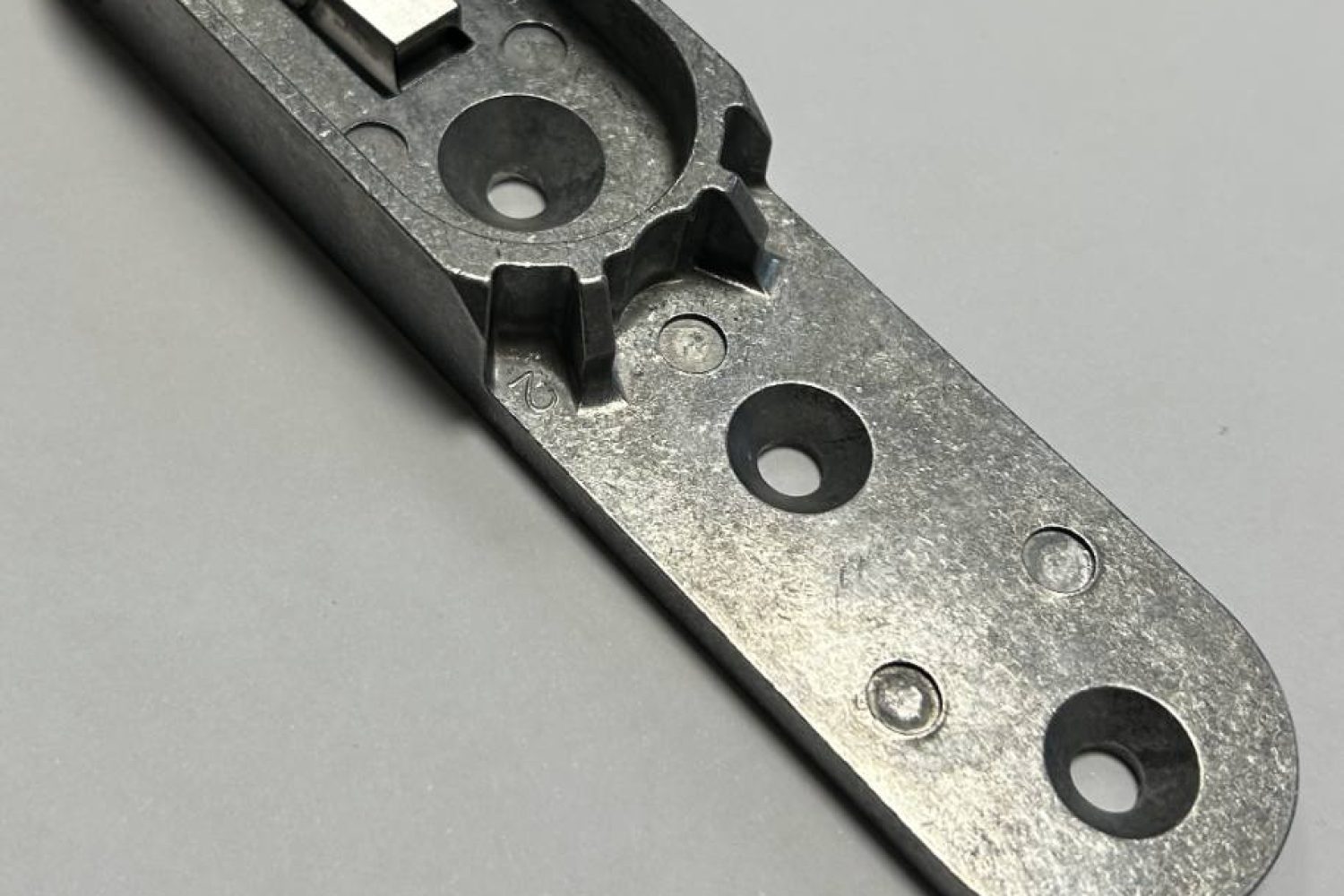 crapaudine de fixation de blocs-portes techniques de bâtiment de type erp